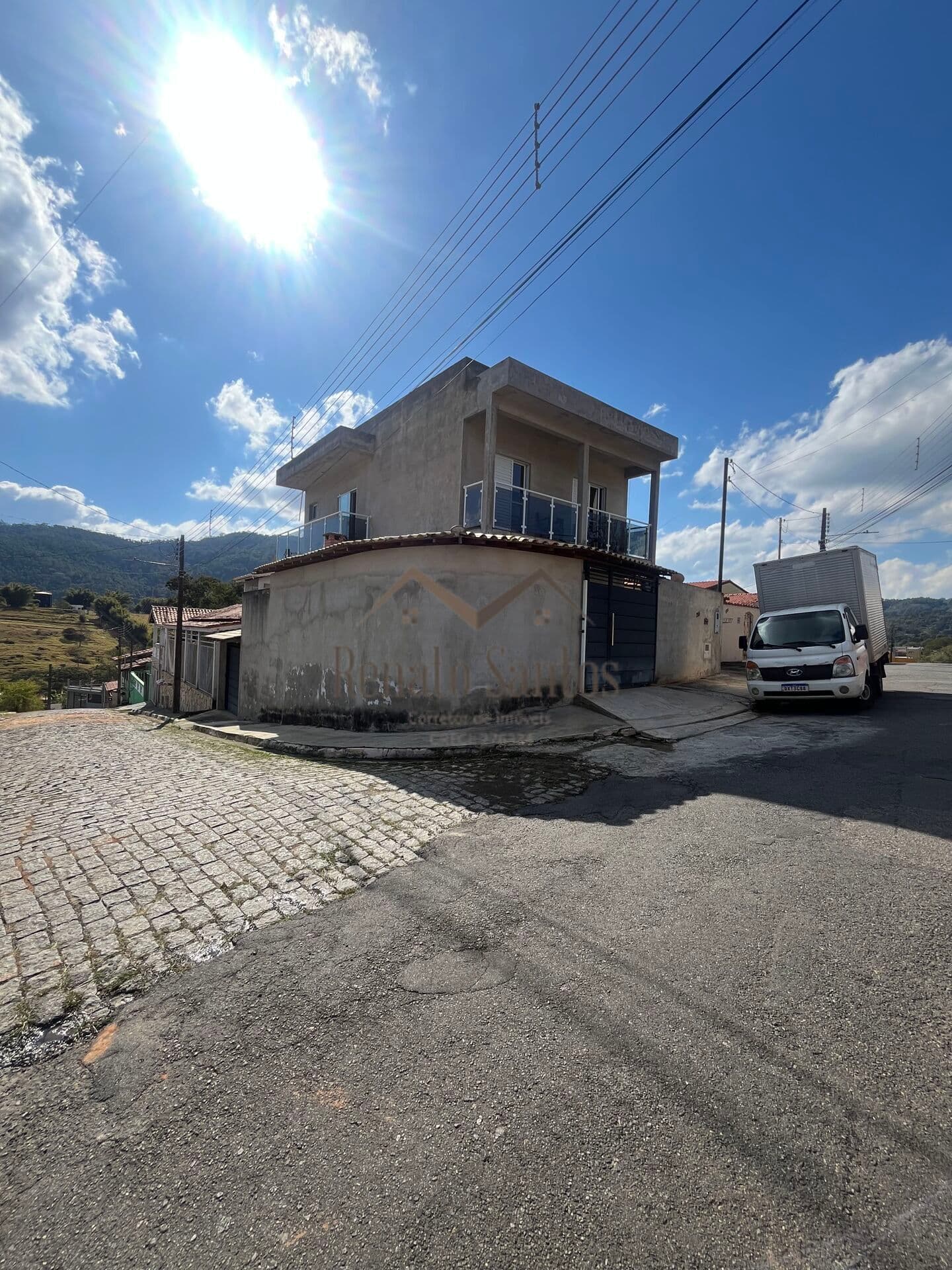 Sobrado em Vargem - Centro