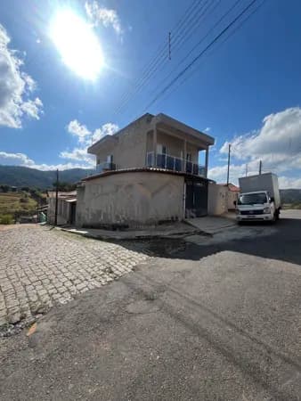 Sobrado em Vargem - Centro
