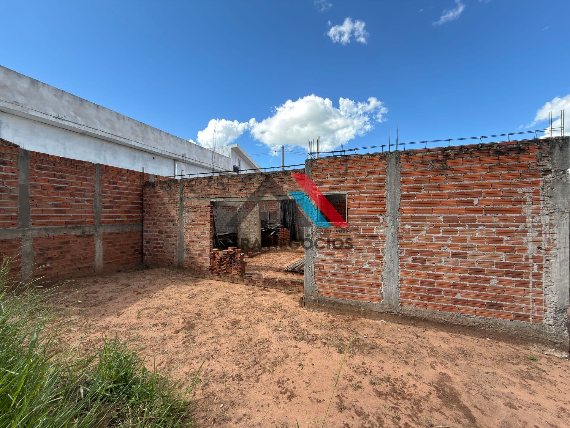 TERRENO COM CONSTRUÇÃO