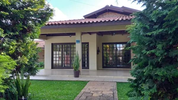 Residência Estilo Colonial, Semi-Mobiliada!