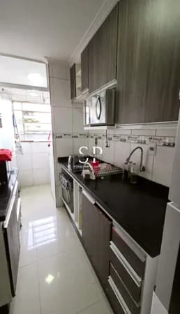 Apartamento com planejados e pocelanato no Taboão ao lado da Estação CPTM