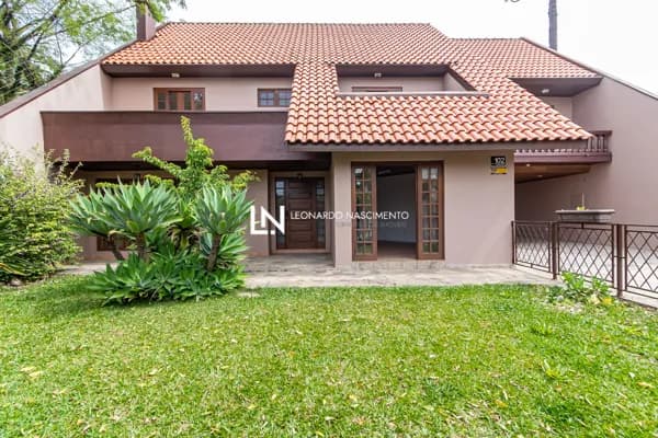 Casa com 390m², lareira e quintal gramado – Alto Boqueirão