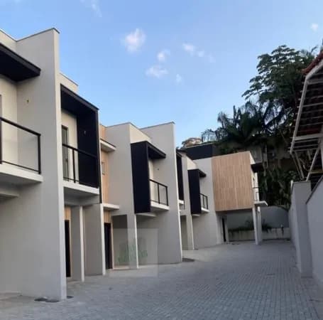Sobrado Geminado para Venda em Santa Catarina Joinville-SC