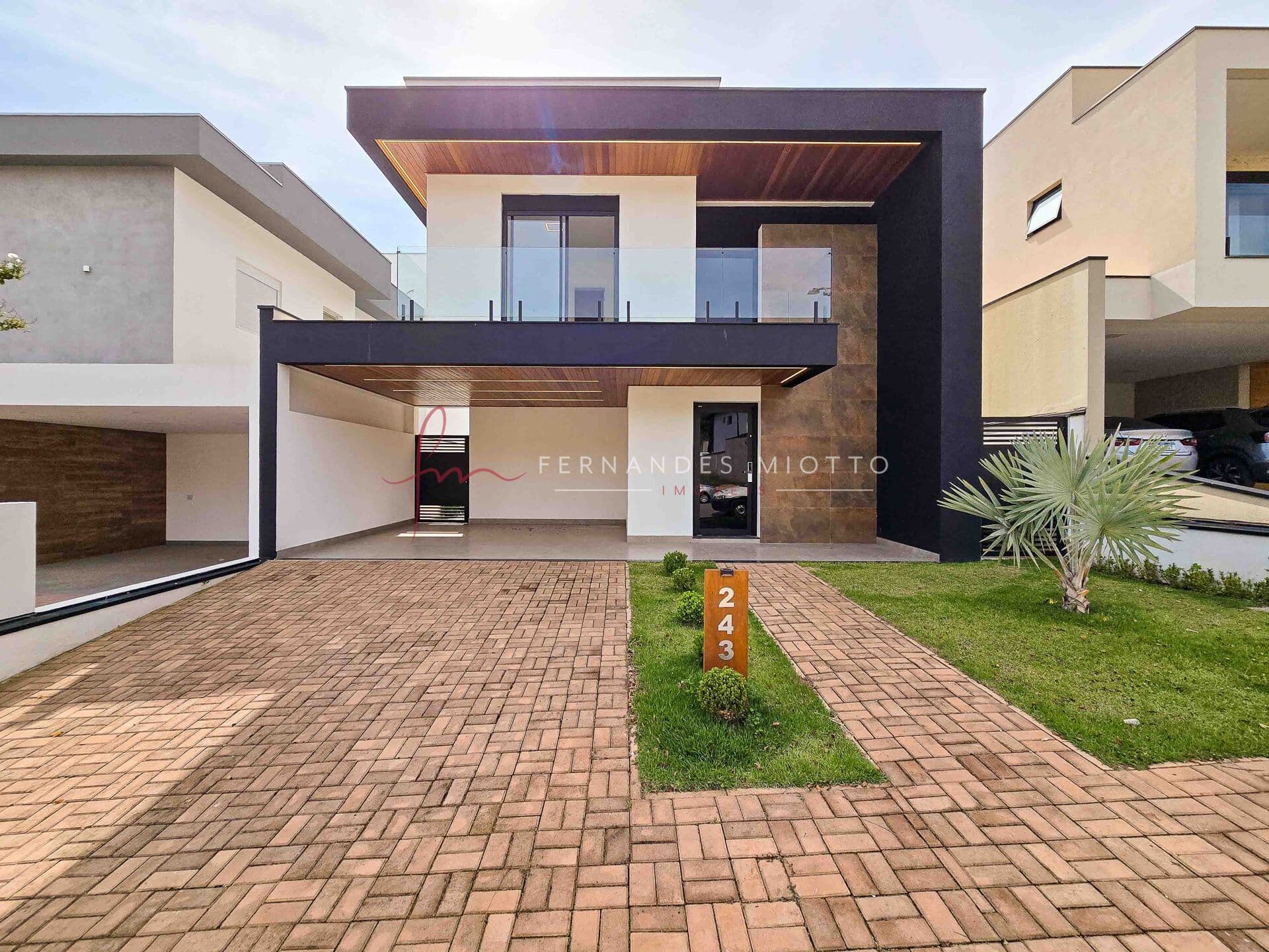 Casa nova com rooftop, piscina e 3 suítes à venda no Brisas do Lago