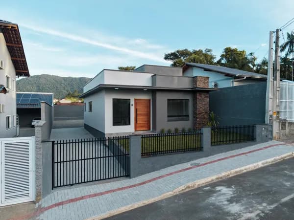 Casa com fachada moderna à venda no bairro Estrada das Areias, em Indaial.