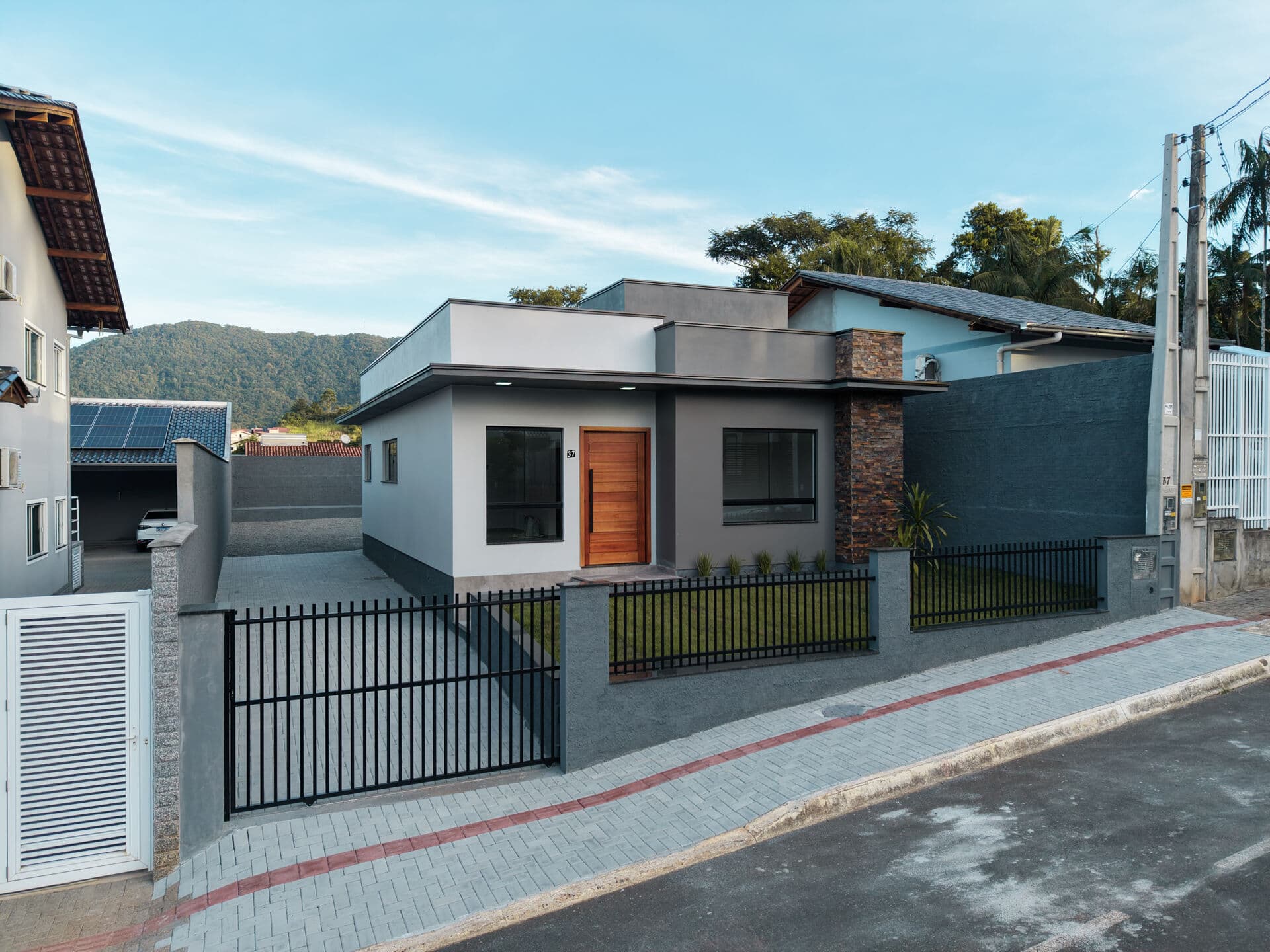 Casa com fachada moderna à venda no bairro Estrada das Areias, em Indaial.