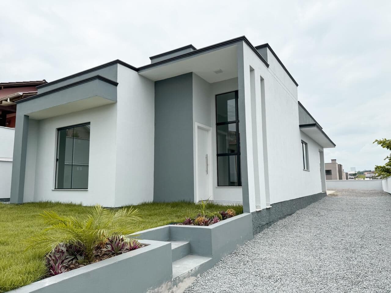 Casa com 3 dormitórios sendo uma suíte com closet