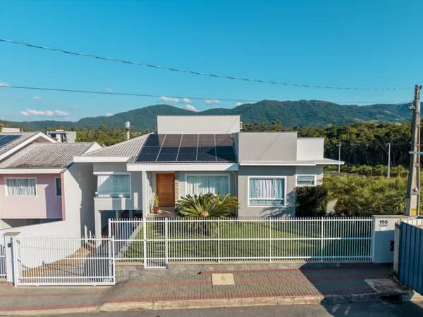Casa de Alto Padrão com Piscina no Loteamento Colina Verde – Indaial/SC