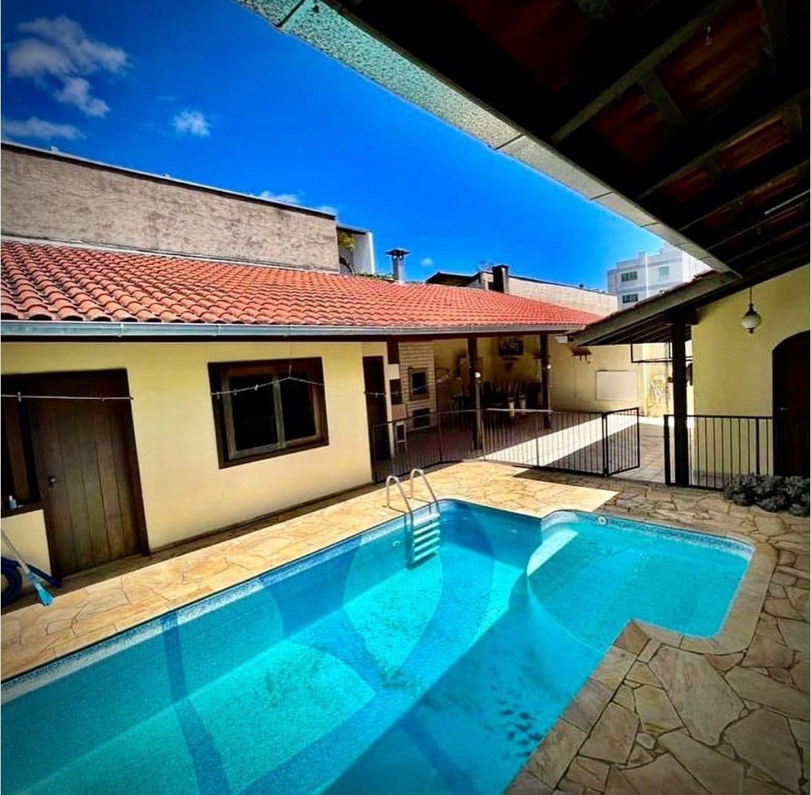 casa com piscina em Blumenau com 5 dormitorios, 196 metros de area construida e terreno com 377 metros