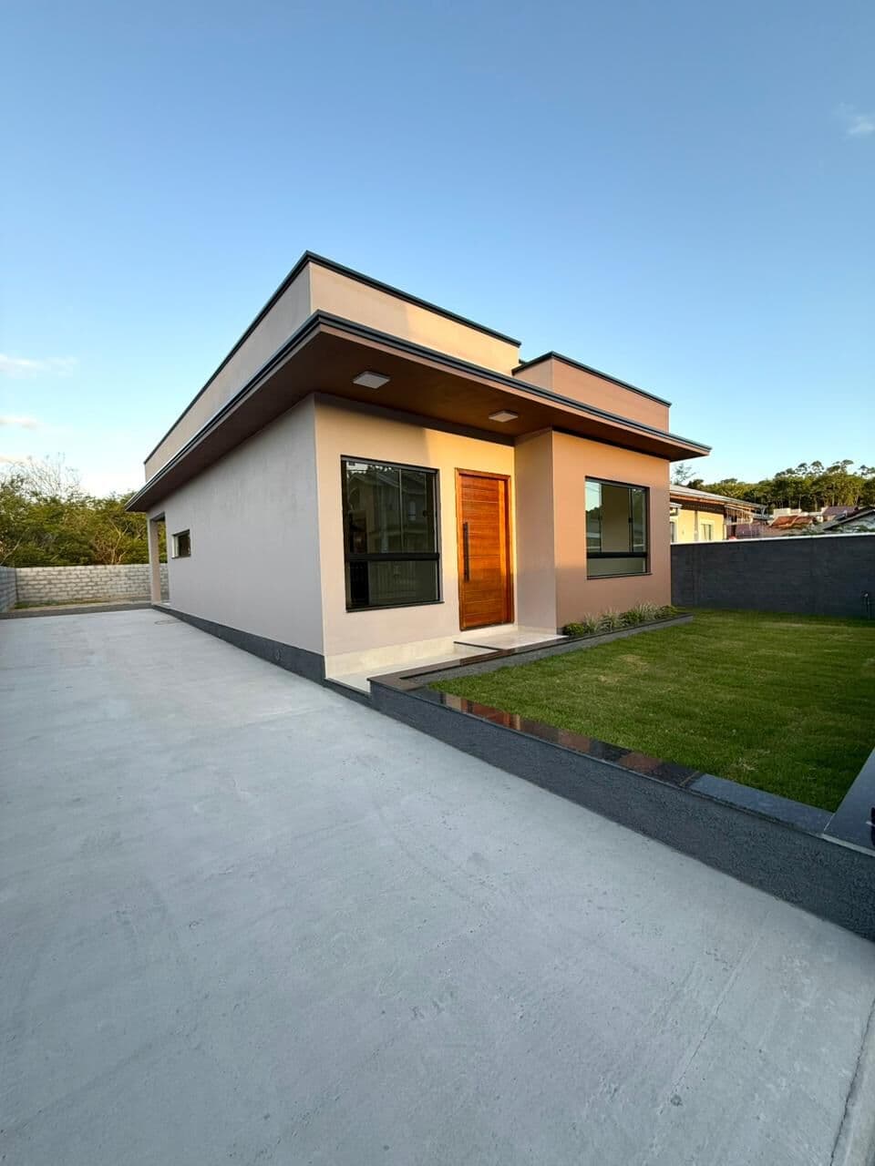 🏡 Casa Moderna com Terreno Amplo e Suíte no Bairro Warnow– Indaial!