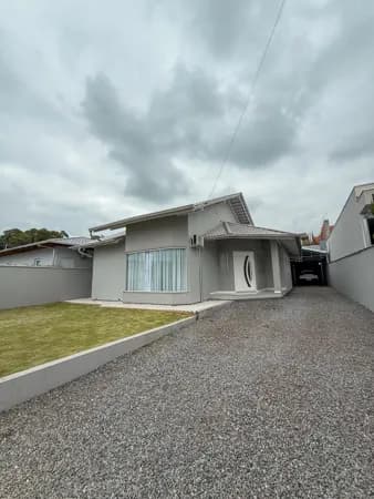 Casa com piscina no Loteamento Colina Verde em Indaial