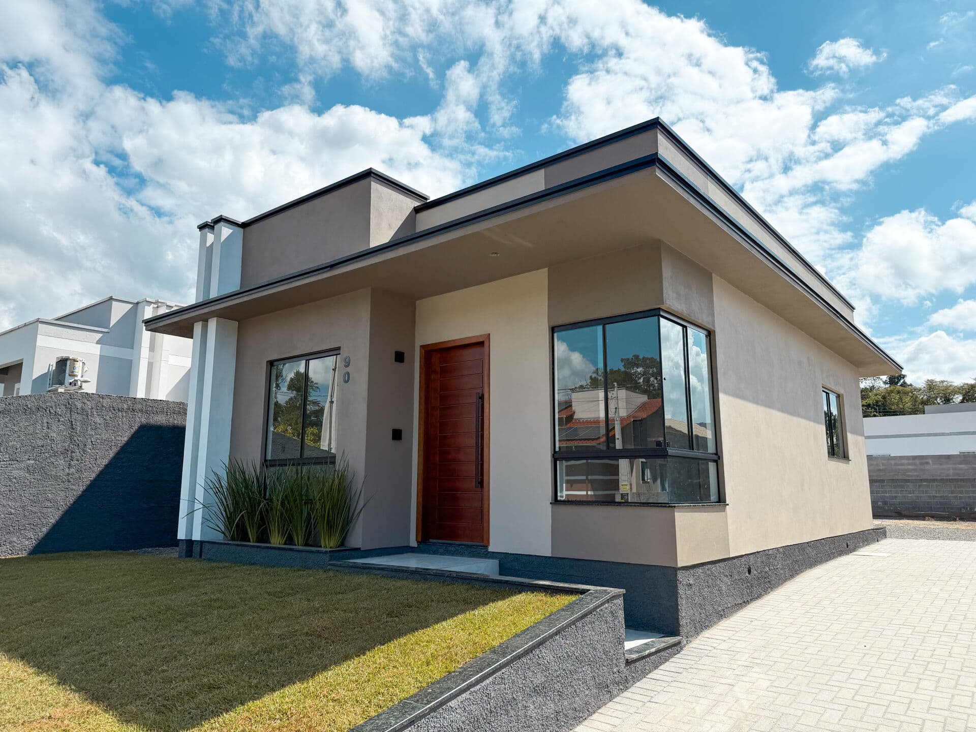 Casa com 3 dormitórios sendo uma suíte e amplo terreno no bairro João Paulo II em Indaial-SC