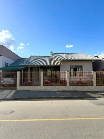Casa com mercado anexo à venda em Indaial!