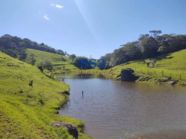 UM REFÚGIO EXTRAORDINÁRIO COM VISTA DESLUMBRANTE NA VILA ITOUPAVA
