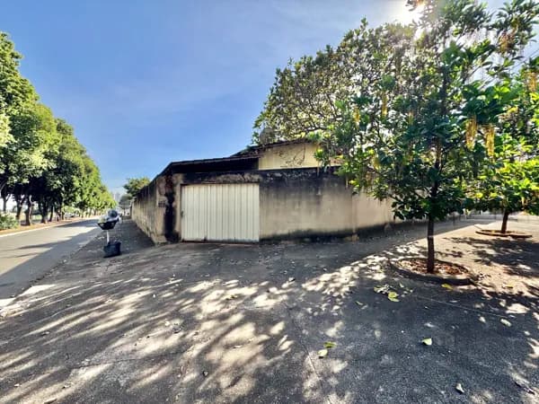 Casa antiga em lote comercial a venda no bairro Vila Rosa em Goiânia