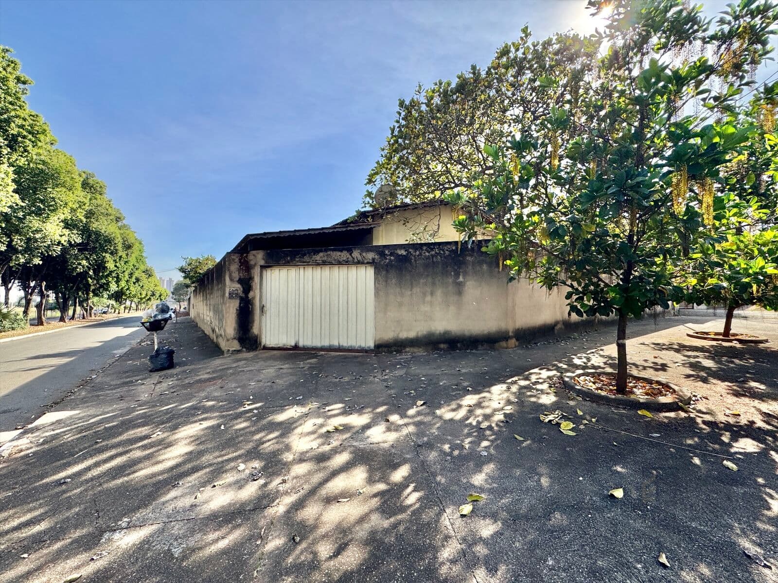 Casa antiga em lote comercial a venda no bairro Vila Rosa em Goiânia