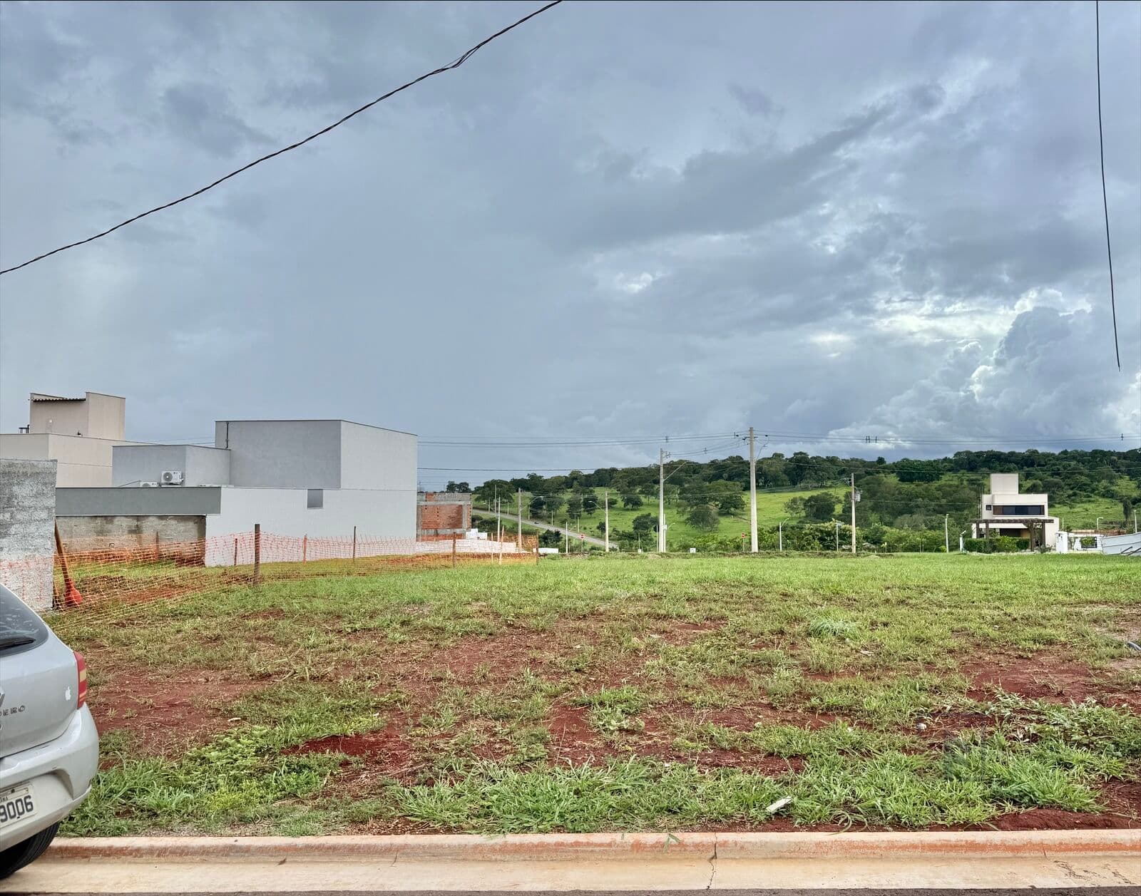 Lote com 296 m² a venda condomínio Jardins Parma em Senador Canedo