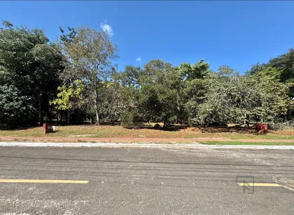 Lote com 1730 m² a venda em condomínio fechado