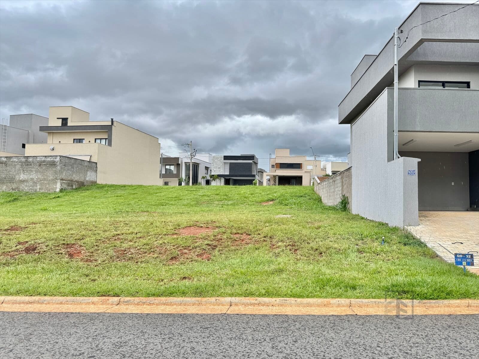 Lote com 292 m² a venda condomínio Jardins Capri em Senador Canedo