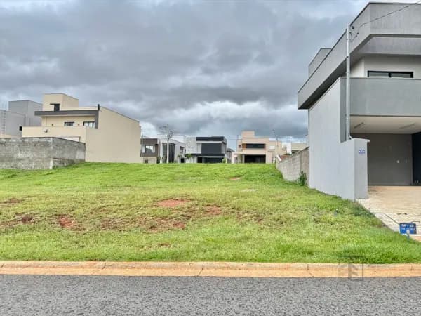 Lote com 292 m² a venda condomínio Jardins Capri em Senador Canedo