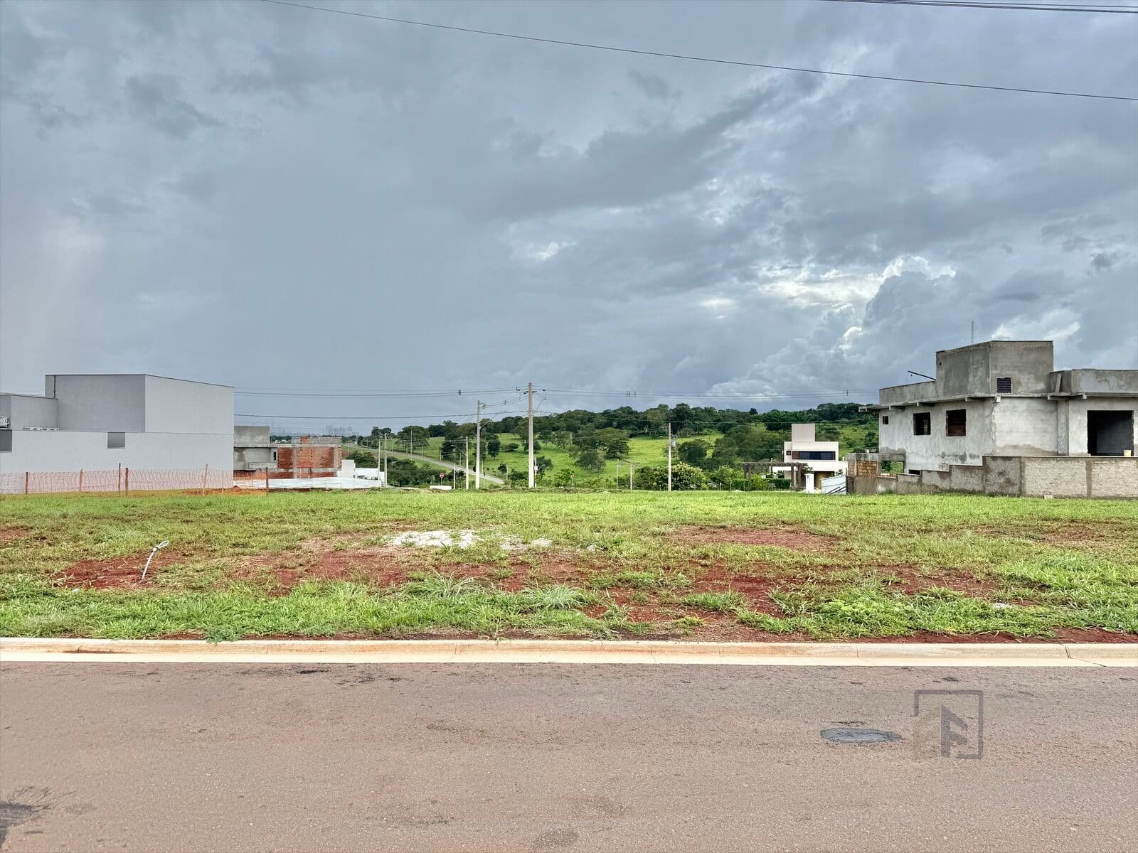 Lote com 262 m² a venda no condomínio Jardins Parma em Senador Canedo