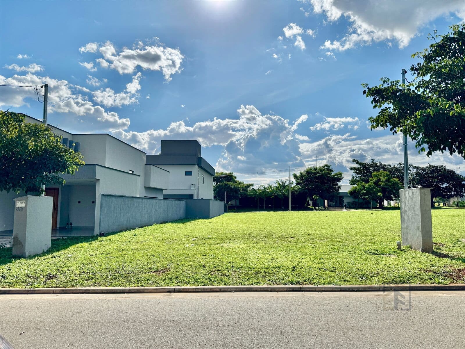 Lote plano com 300 m² a venda no condomínio Terras Alpha 2 em Senador Canedo