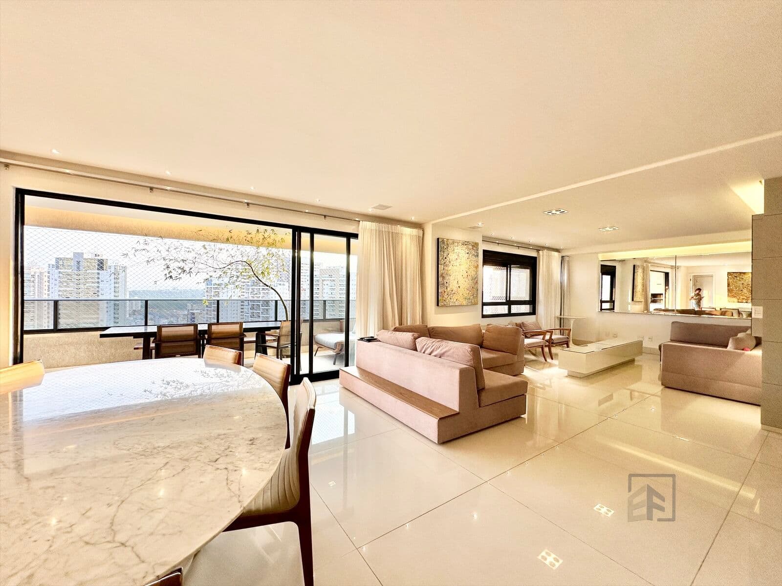 Apartamento com 3 suítes plenas com vista para o Parque Flamboyant a venda no Bairro Jardim Goiás em Goiânia