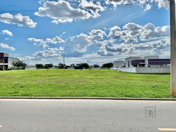 Lote plano com 309 m² a venda no condomínio Terras Alpha 2 em Senador Canedo