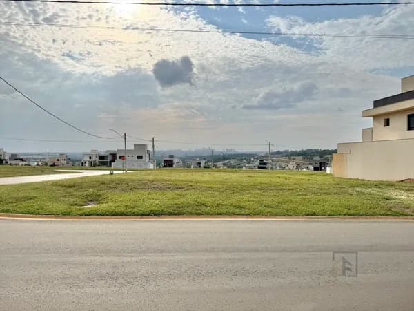 Lote com 374 m² a venda condomínio Jardins Parma em Senador Canedo