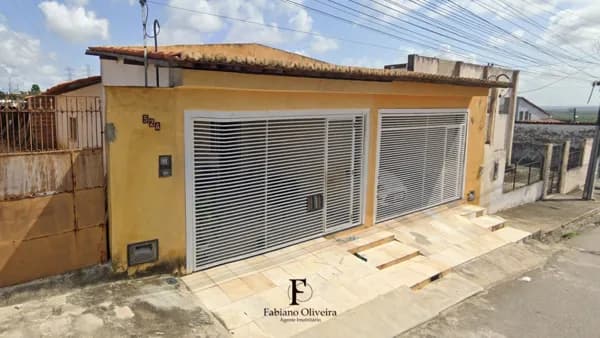 Temos duas casas no mesmo terreno para venda com estrutura para sobrado!!