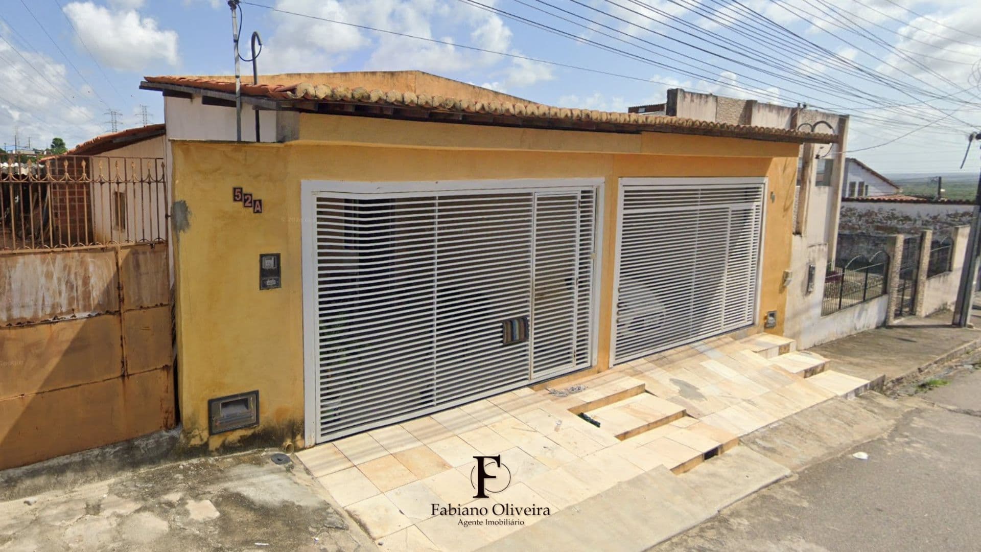 Temos duas casas no mesmo terreno para venda com estrutura para sobrado!!