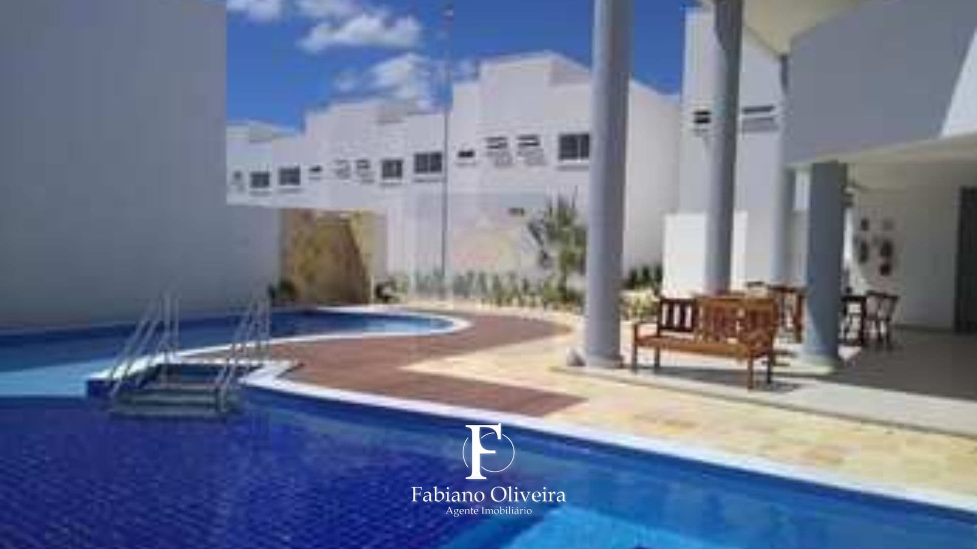 VENDE-SE EXCELENTE CASA TRIPLEX COM 3 QUARTOS EM CONDOMÍNIO DOURO VILLAGE