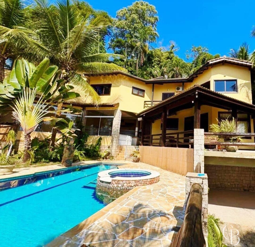 Casa com grande potencial na Praia da Feiticeira em Ilhabela