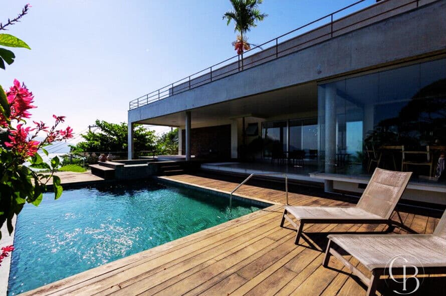 Residência de Luxo com Vista Panorâmica de 180º para o Canal de Ilhabela | Próxima ao Yacht Club
