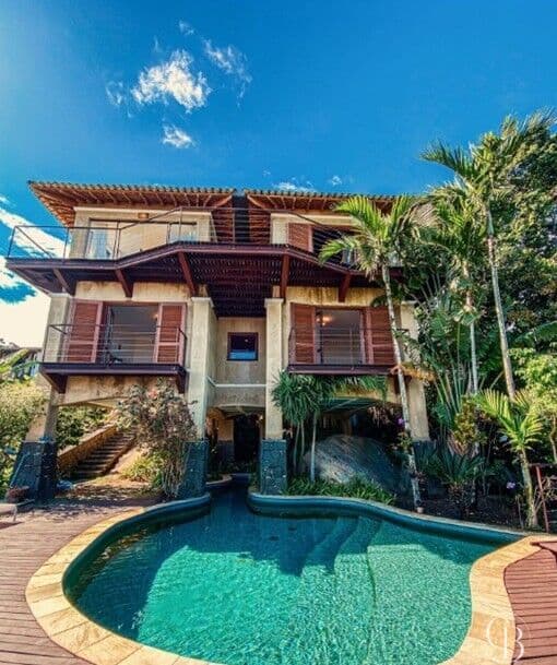 Casa de Alto Padrão em Condomínio Exclusivo com Vista Panorâmica para o Mar