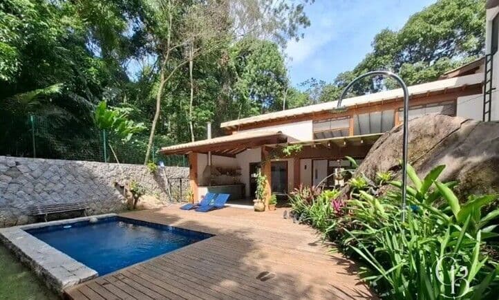Linda Casa Nova com Vista Verde no Norte de Ilhabela