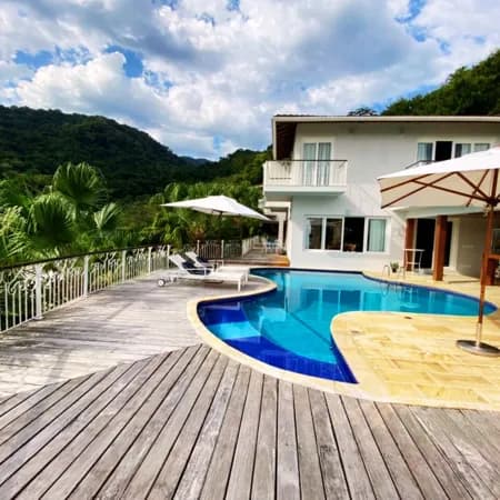 Linda casa a venda em ilhabela, Rodeada de Muito Verde em Região Central