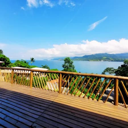 Linda casa a venda em ilhabela com vista panorâmica para o mar na região sul.