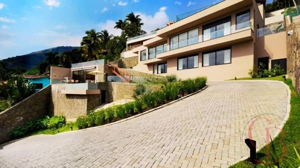 Casa de Alto Padrão com Vista Deslumbrante em Ilhabela