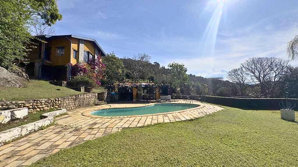 A escala monumental da Serra da Mantiqueira aos seus pés