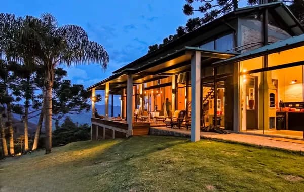 Arquitetura que se Mescla à Paisagem: Refúgio Autoral com Vista para a Pedra do Baú