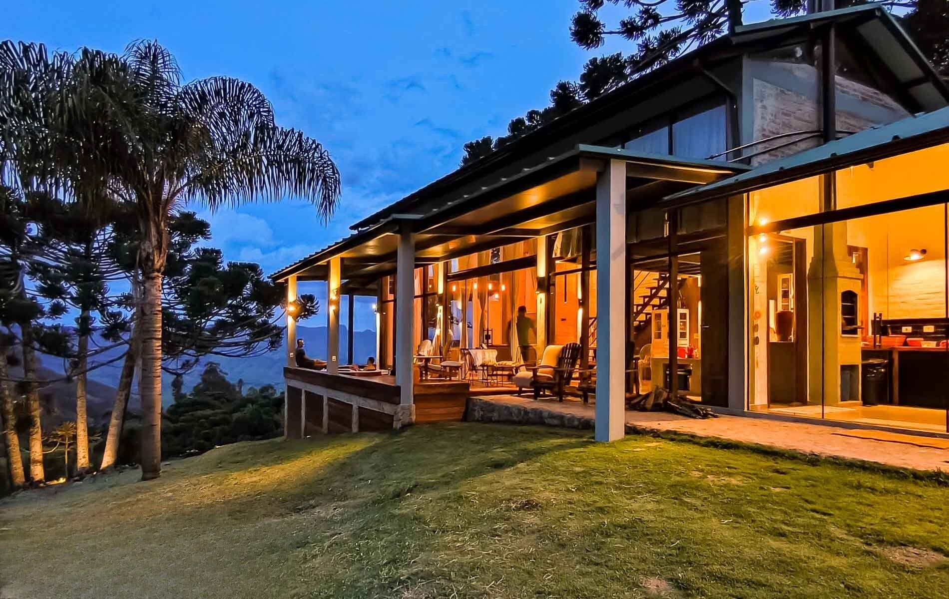 Arquitetura que se Mescla à Paisagem: Refúgio Autoral com Vista para a Pedra do Baú