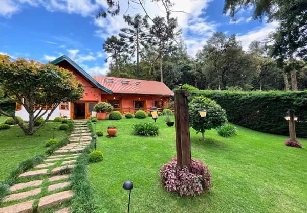 Casa de serra com lareira e jardim na Vila Inglesa | 4 dormitórios | terreno de 927 m²