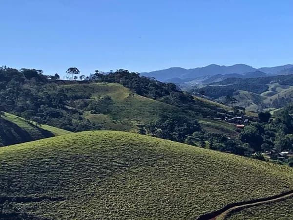 Domínio de Vista e Eficiência em Santo Antônio do Pinhal: 72.000 m² com Vista para a Pedra do Baú