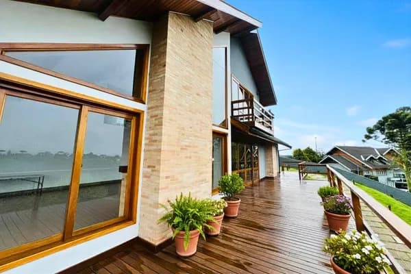 O Luxo do Silêncio e do Horizonte: Design Contemporâneo no Alto do Capivari