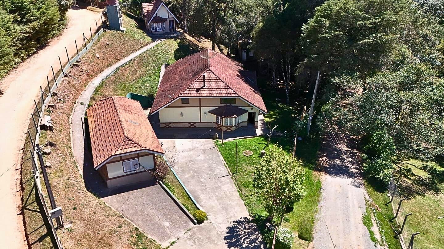 Três casas, um grande jardim e a liberdade de viver a serra no seu próprio ritmo
