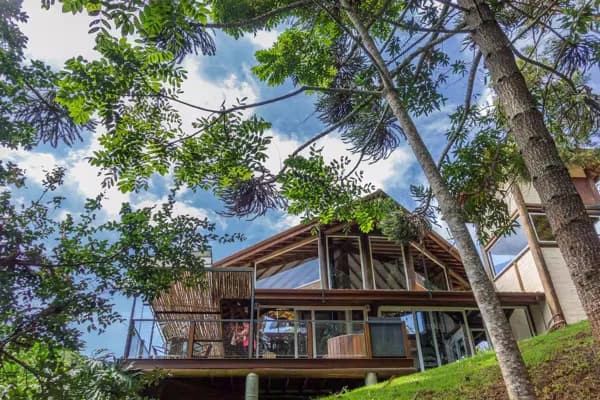 Onde a Pedra do Baú é sua Moldura Particular: Luxo e Natureza em Santo Antônio do Pinhal