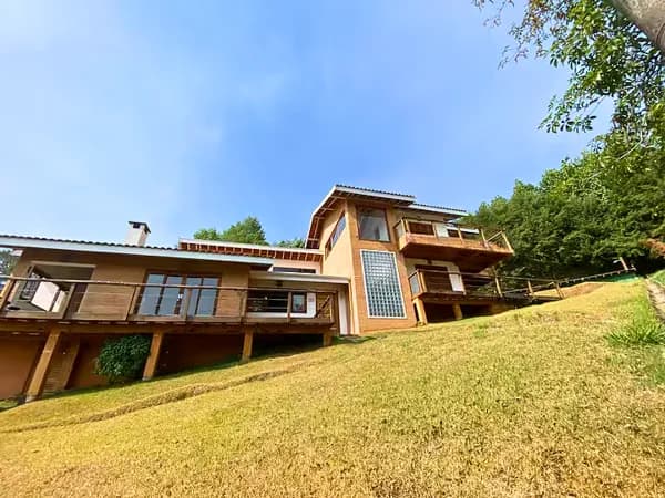 Casa de Alto Padrão com Vista para as Montanhas no Condomínio Parque da Mantiqueira