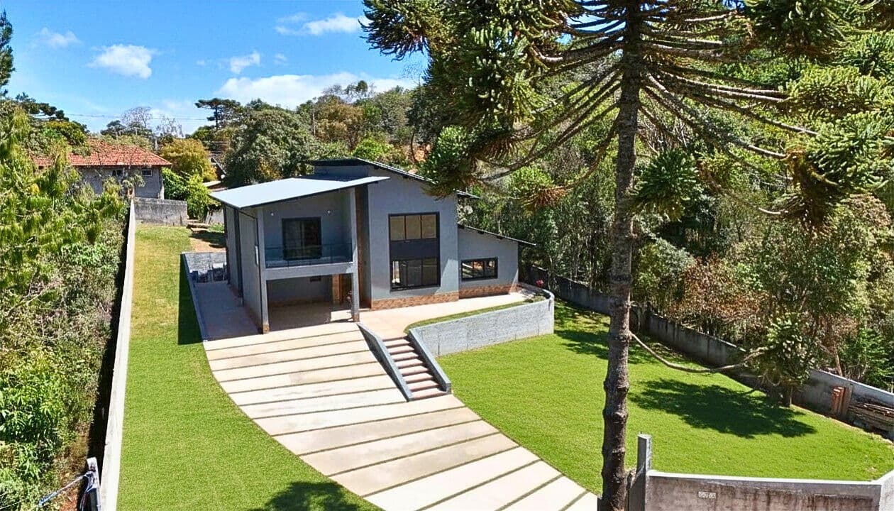 Refúgio Contemporâneo na Vila Siomara: Design, Terreno Plano e o Silêncio das Araucárias