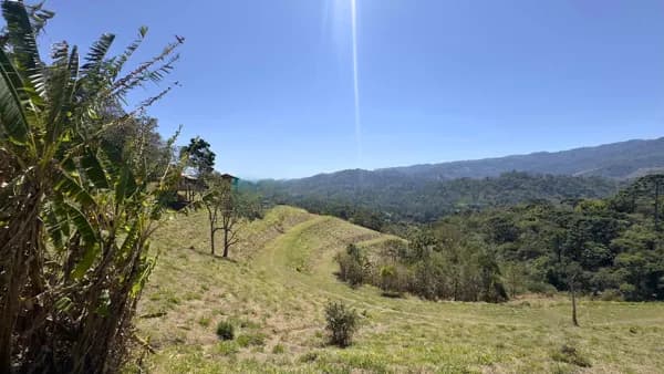 Exclusividade e Potencial Hoteleiro em Santo Antônio do Pinhal: 83.000 m² com Acesso 100% Asfaltado